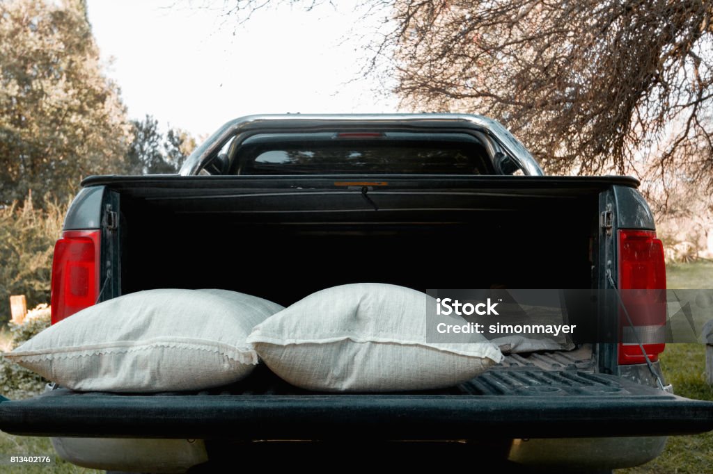 Zwei Säcke Dünger in einen Pick-up-Truck auf dem Bauernhof - Lizenzfrei Kleinlastwagen Stock-Foto