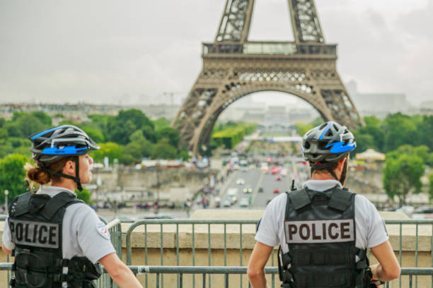 police de la tour eiffel - palais de chaillot photos et images de collection