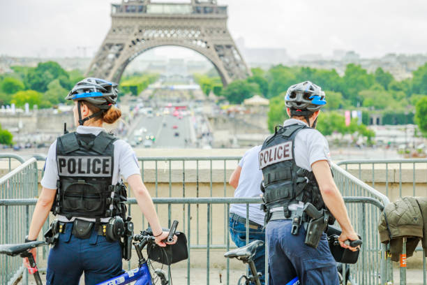 police à la tour eiffel - palais de chaillot photos et images de collection