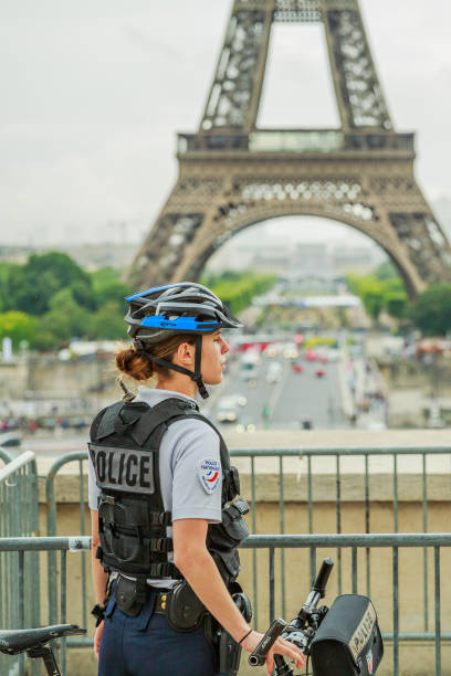 wieża eiffla policja kobieta - palais de chaillot zdjęcia i obrazy z banku zdjęć