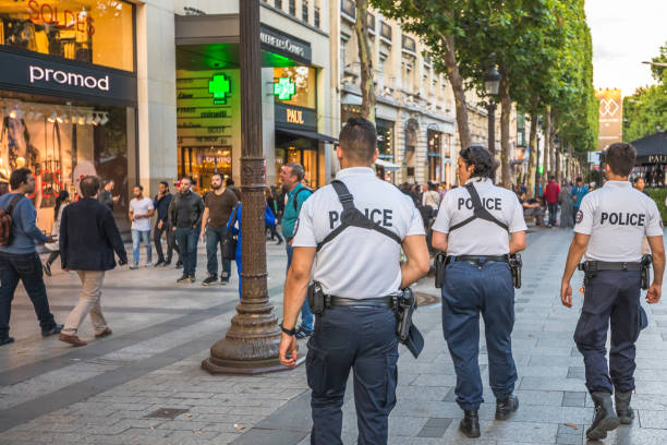 avenue champs elysees sicherheit - arc de triomphe du carrousel stock-fotos und bilder