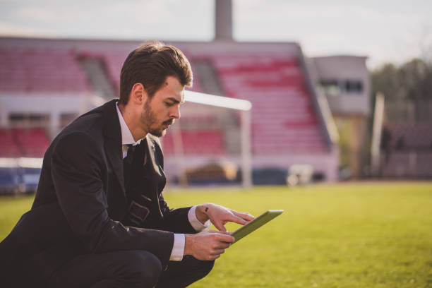 calcio e tecnologia - strategy coach soccer digital tablet foto e immagini stock