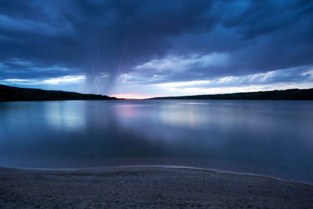 sturm auf dem buffalo pound saskatchewan kanada - canadian beach audio stock-fotos und bilder