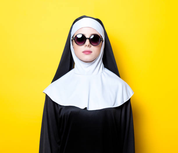 joven monja con gafas de sol - nun praying clergy women fotografías e imágenes de stock