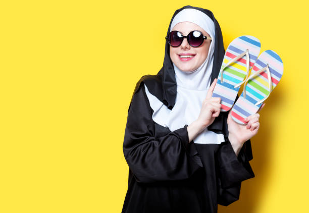 joven monja feliz con gafas de sol y chanclas - nun praying clergy women fotografías e imágenes de stock