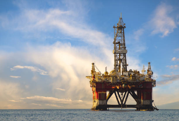 drilling platform during the coming storm - oil rig sea oil industry oil imagens e fotografias de stock