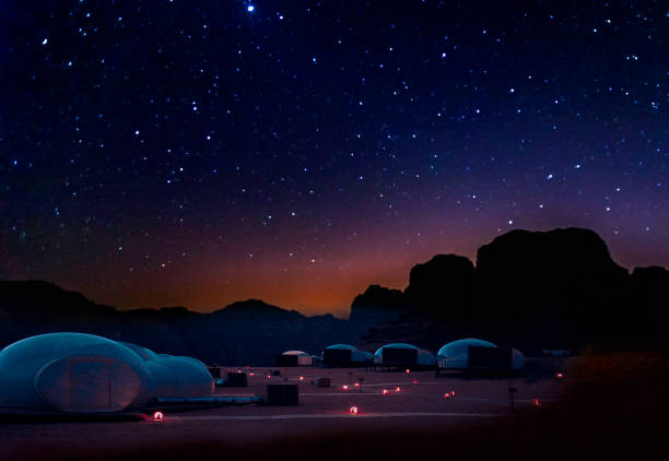 via lattea e molte stelle sulla montagna nel deserto del wadi rum.  cielo di notte con paesaggio meraviglioso in estate, concetto per lo sfondo spaziale e viaggiare. - wadi rum foto e immagini stock