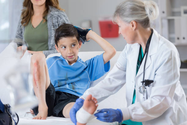 istock Injured soccer player in emergency room 813534492