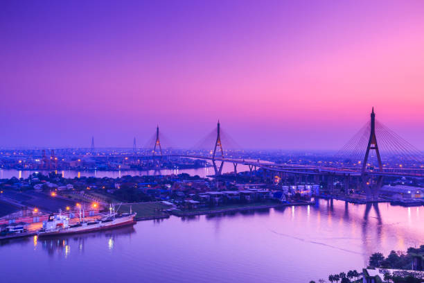 bangkok cidade suspensão ponte através do rio na tailândia - bridge bangkok suspension bridge river - fotografias e filmes do acervo