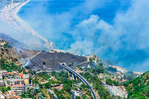 Forest fire near popular tourist beach town\n\n