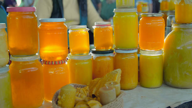 mercato alimentare. bancarella di miele - honey purity raw pollination foto e immagini stock