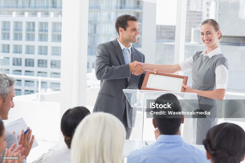 Menschen erhalten Wirtschaftspreis - Lizenzfrei Auszeichnung Stock-Foto