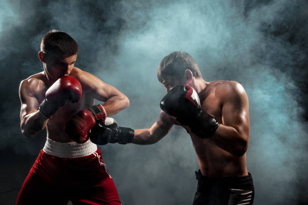 dwa profesjonalne bokser boks na czarnym tle smoky - conflict fighting 20s action zdjęcia i obrazy z banku zdjęć