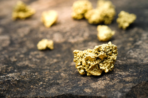 Un bulto de oro en un piso de piedra photo