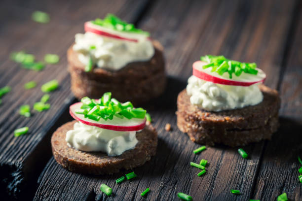 nahaufnahme von sandwich pumpernickelbrot, hüttenkäse mit schnittlauch - pumpernickel stock-fotos und bilder