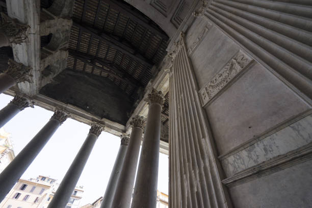 cúpula do panteão. estreita visão através de paredes e colunas. panteão foi construído como um templo aos deuses da roma antiga. roma, itália. junho de 2017 - ancient rome pantheon rome church dome - fotografias e filmes do acervo