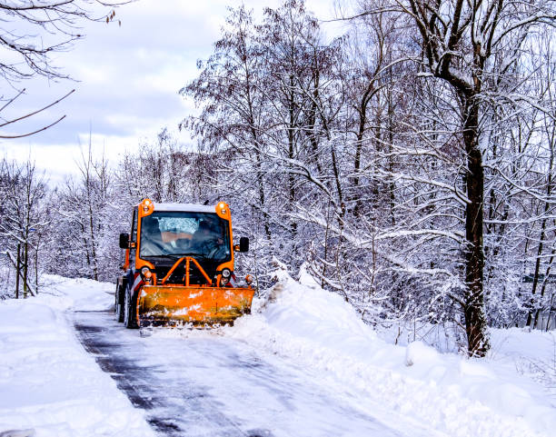 schneepflug - winterdienst stock-fotos und bilder