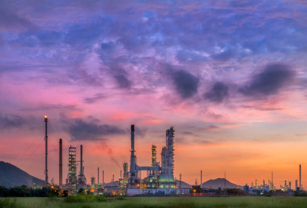 istock Oil refinery plant at twilight scene 813629238