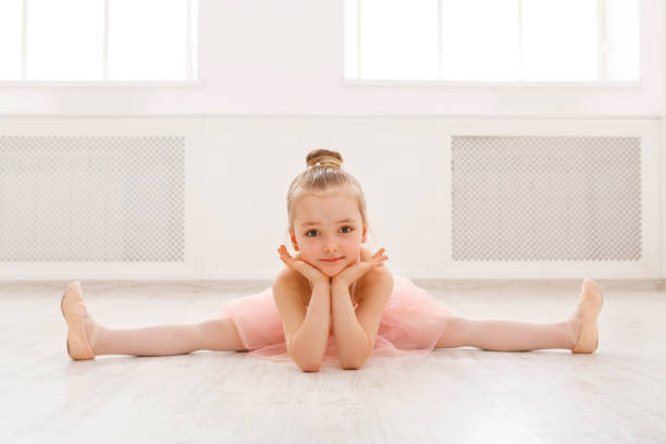 ritratto di piccola ballerina sul pavimento, spazio di copia - scuola di danza classica foto e immagini stock