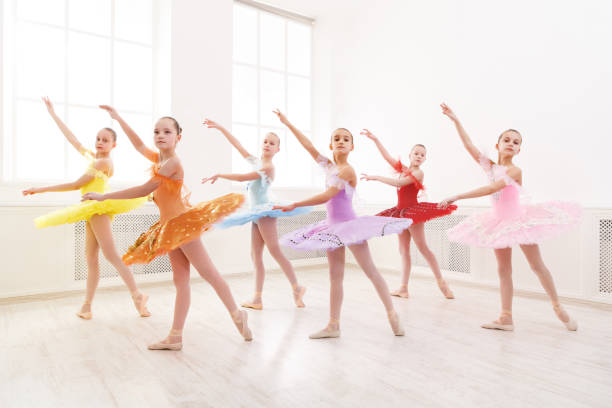 gruppe von jungen ballett tanz studenten durchführen - shoe women adult baby stock-fotos und bilder