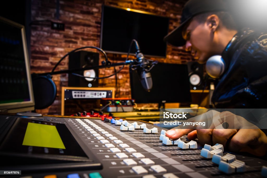 Musikproduzent arbeitet an sound-Mixer in der Aufnahme Studio oder DJ in Rundfunk Studio arbeiten - Lizenzfrei Toningenieur Stock-Foto