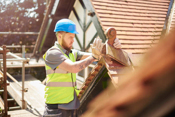 wymiana starych płytek - roof repairing tile construction zdjęcia i obrazy z banku zdjęć