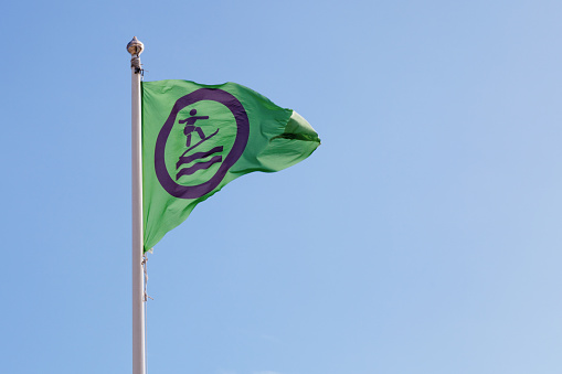 Green flag indicating it is allowed to surf.