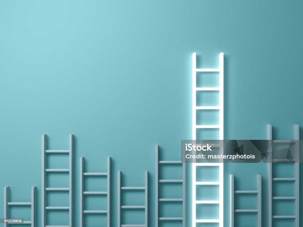 Dista dalla massa e dai diversi concetti di idea creativa, scala più lunga che brilla tra le altre scale corte su sfondo verde chiaro con ombre. Rendering 3D - Foto stock royalty-free di Scelta