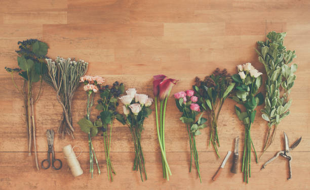 istock Empty paper and flowers bouquets on white wood 813732842