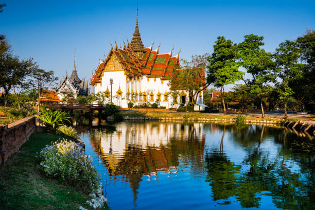 Amazing view of beautiful Dusit Maha Prasat Palace (The Grand Palace) with reflection in the water. Location: Ancient City Park, Muang Boran, Samut Prakan province, Bangkok, Thailand. Artistic picture. Beauty world. impresionante vista del hermoso dusit maha prasat palacio (el gran palacio) con reflejo en el agua. ubicación: parque de la ciudad de antigua, muang boran, samut prakan provincia, bangkok, tailandia. cuadro artístico. mundo de la belleza.