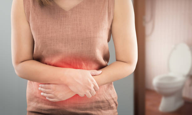 la estela de mujer para ir al baño. personas con el concepto de problema de diarrea - diarrea fotografías e imágenes de stock