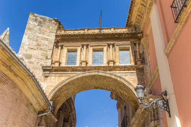 istock Arch between the Basilica de la Virgen and the  cathedral in Valencia, Spain 813803798