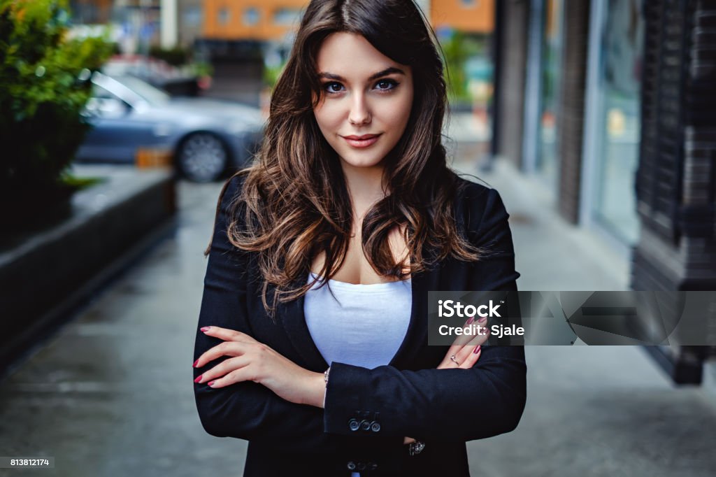 Mulher de negócios confiante, olhando para a câmera - Foto de stock de Mulheres royalty-free