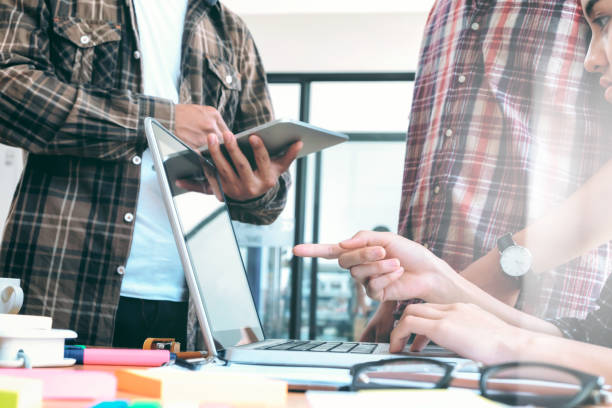istock Young startups businessmen teamwork brainstroming meeting to discuss plan startup project. 813818980
