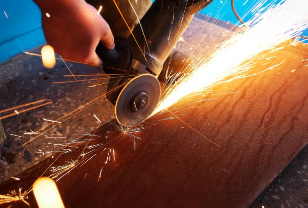 un lavoratore che usa una smerigliatrice taglia il metallo. - vehicle door flash foto e immagini stock