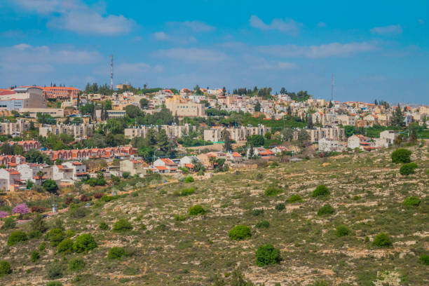 ariel vista a la ciudad - ariel cisjordania fotografías e imágenes de stock