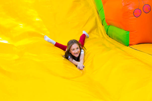 fille de glisser vers le bas - inflatable child playground leisure games photos et images de collection