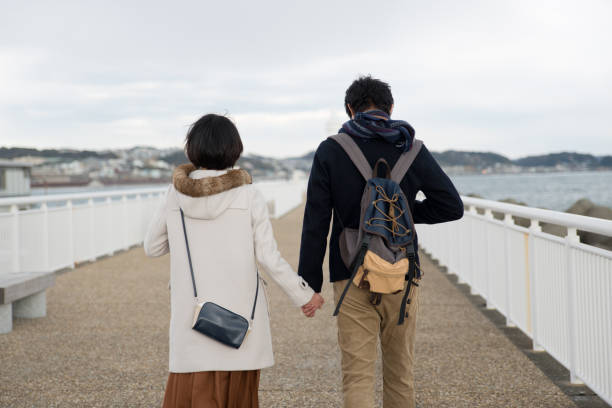 couple dating in seaside town Couple dating in Enoshima Island, a famous tourist spot in Japan 手 stock pictures, royalty-free photos & images