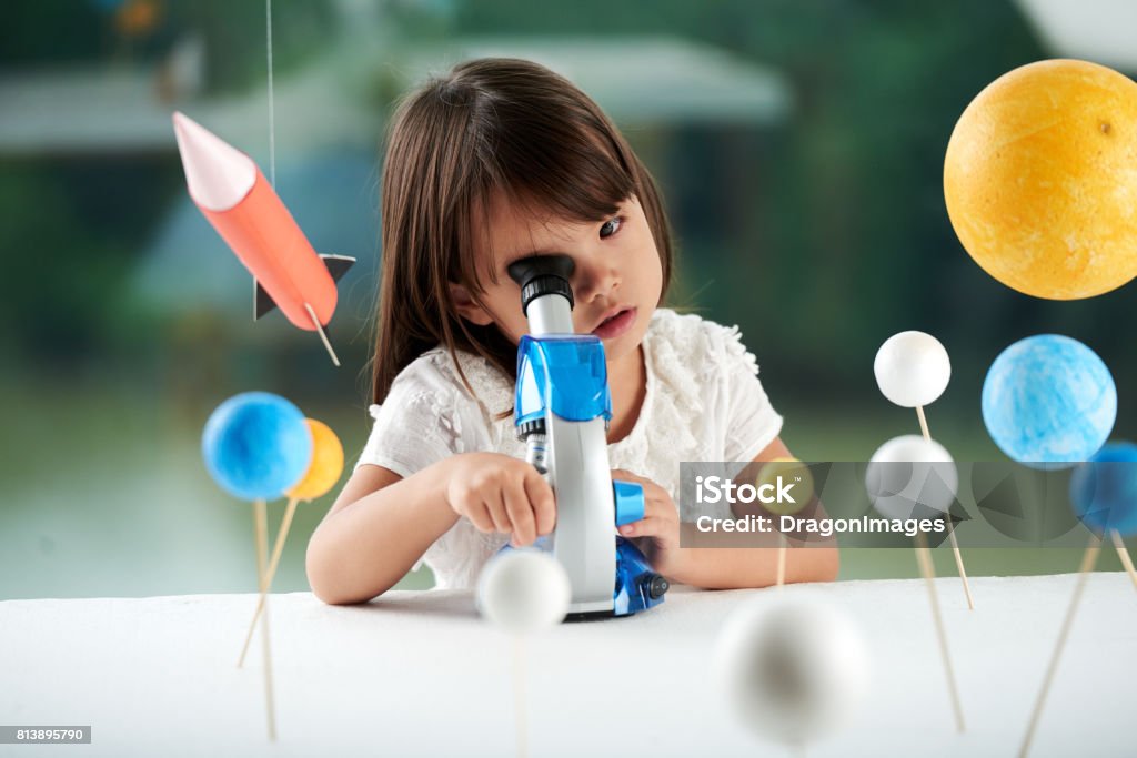 Ritratto di piccolo scienziato curioso - Foto stock royalty-free di Bambino