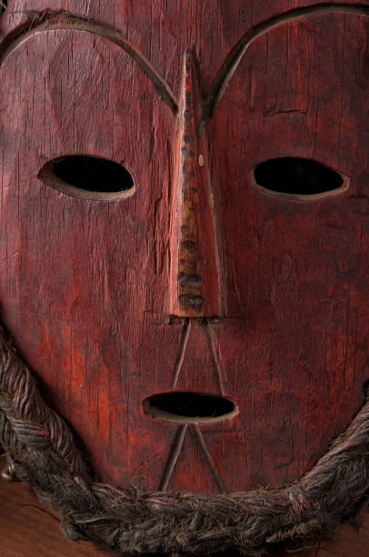 masque africain en bois, avec des cheveux isolée sur fond noir. bouchent. - western europe europe indigenous culture traditional culture photos et images de collection