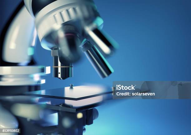 Microscopio Foto de stock y más banco de imágenes de Microscopio - Microscopio, Primer plano, Analizar