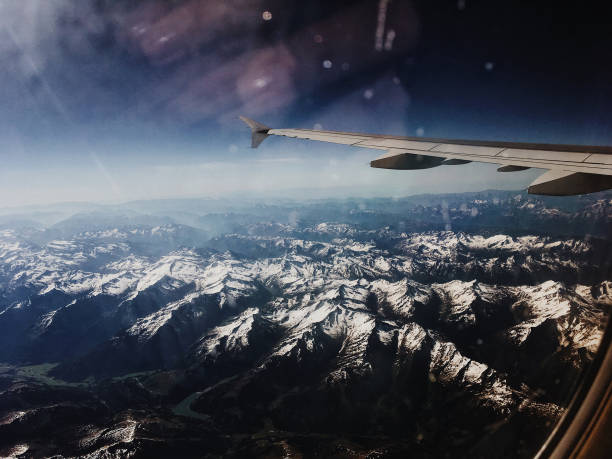 fliegen flugzeug schnee berge gipfel blick aus fenster - airfield mountain snow airport stock-fotos und bilder