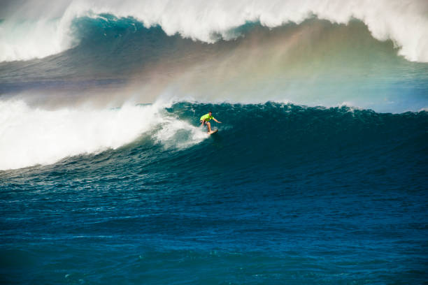 człowiek surfing wielka fala na maui, hawaje - big wave surfing zdjęcia i obrazy z banku zdjęć