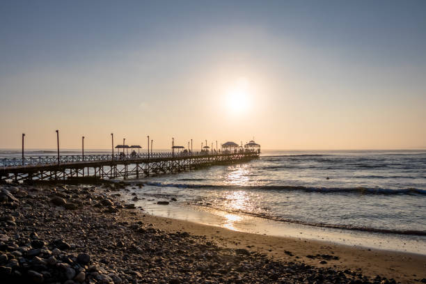 пляж и пирс уанчако - трухильо, перу - huanchaco стоковые фото и изображения