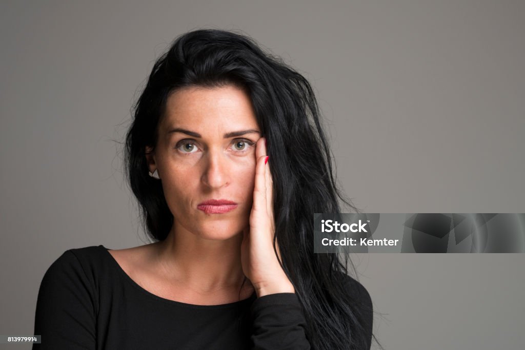 Portrait von schockiert Frau mit Herpesbläschen - Lizenzfrei Dunkel Stock-Foto