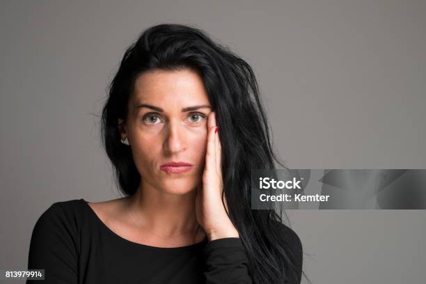 Portrait Von Schockiert Frau Mit Herpesbläschen Stockfoto und mehr Bilder von Dunkel - Dunkel, Eine Frau allein, Menschliches Gesicht