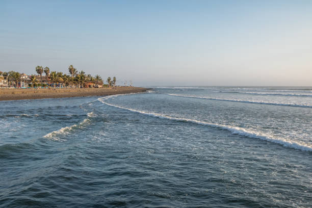 пляж и город уанчако - трухильо, перу - huanchaco стоко�вые фото и изображения