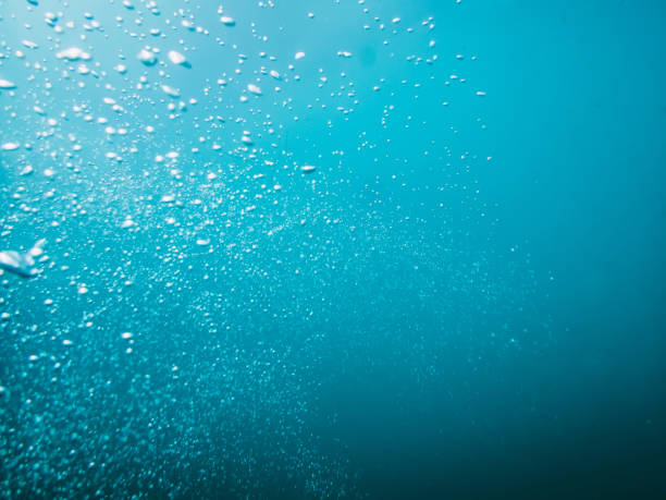 istock Underwater turquoise texture in ocean. Bubbles in blue tropical sea. 813987498