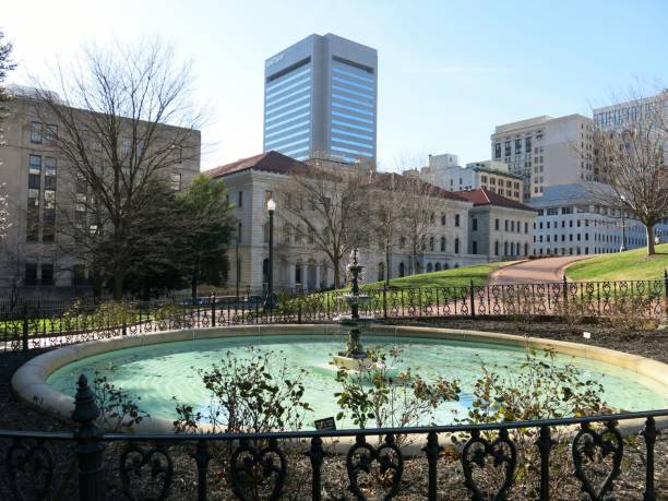 istock Downtown Richmond, Virginia Capital Building Area With Pool 813995762