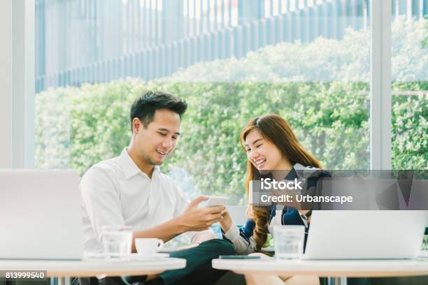 Junge Asiatische Paar Kollegen Oder Geschäftspartner Haben Sie Spaß Mit Smartphone Zusammen Mit Laptop Im Café Informationsund Telekommunikationstechnologie Café Lebensstil Oder Romantische Beziehung Konzept Stockfoto und mehr Bilder von Paar - Partnerschaft